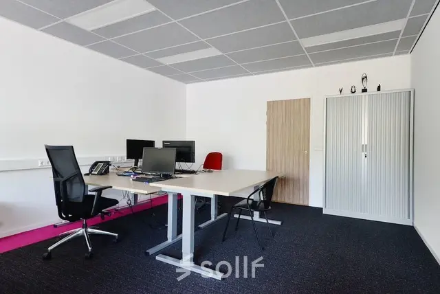 Kantoorruimte huren op Molenweer 2 in Wateringen met meerdere bureaus en kasten, geschikt als werkplek. Ideaal voor zakelijke activiteiten en vergaderingen.