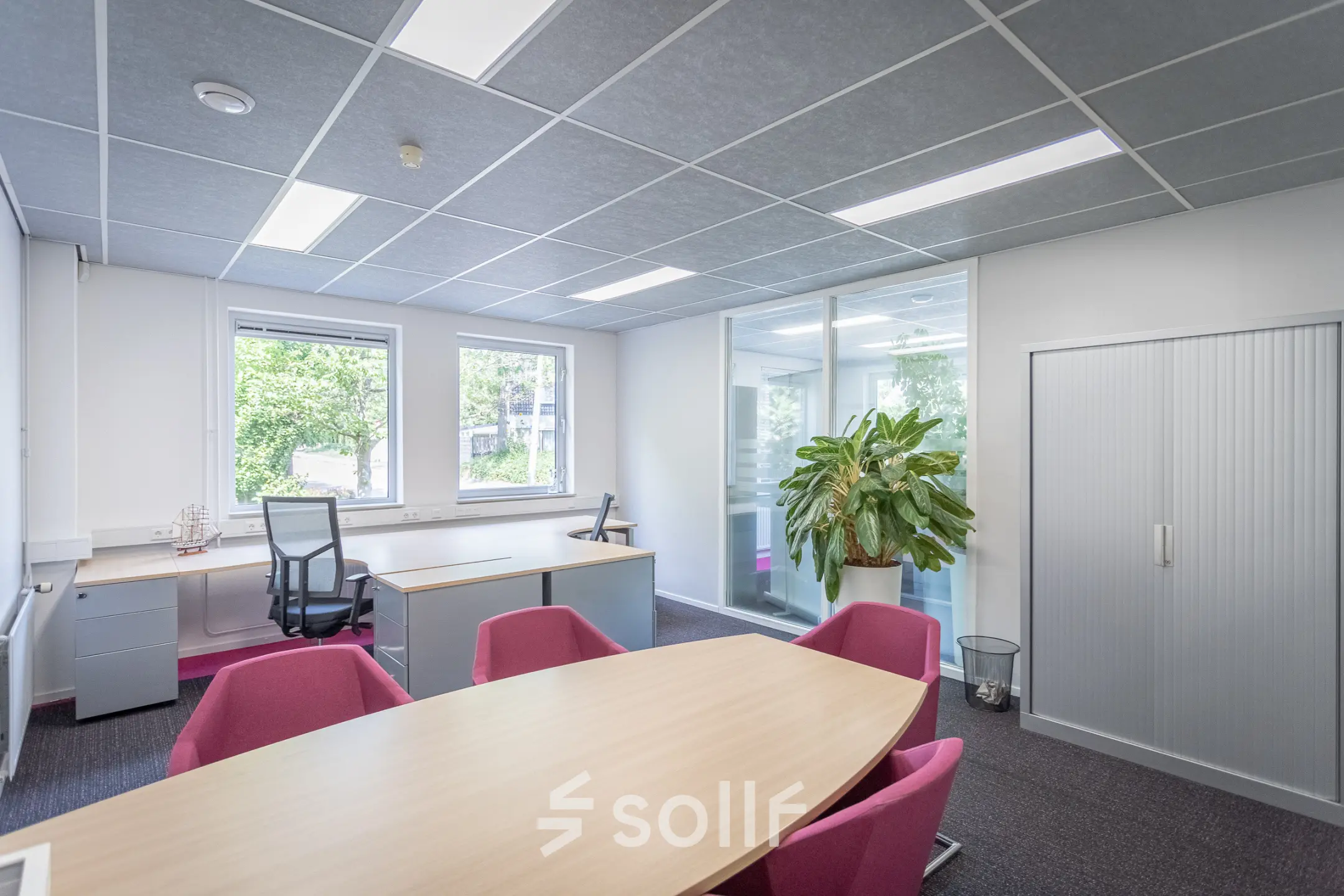 Verlichte kantoorruimte aan Molenweer 2 in Wateringen met grote tafel en stoelen, naast werkruimte aan het raam. Geschikt voor kantoorruimte huren in een functioneel kantoorpand.