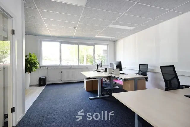 Lichte kantoorruimte op Molenweer 2 in Wateringen, met grote ramen en modern meubilair, geschikt voor meerdere werkplekken. Ideaal voor bedrijven die op zoek zijn naar een praktische werkruimte om te huren.