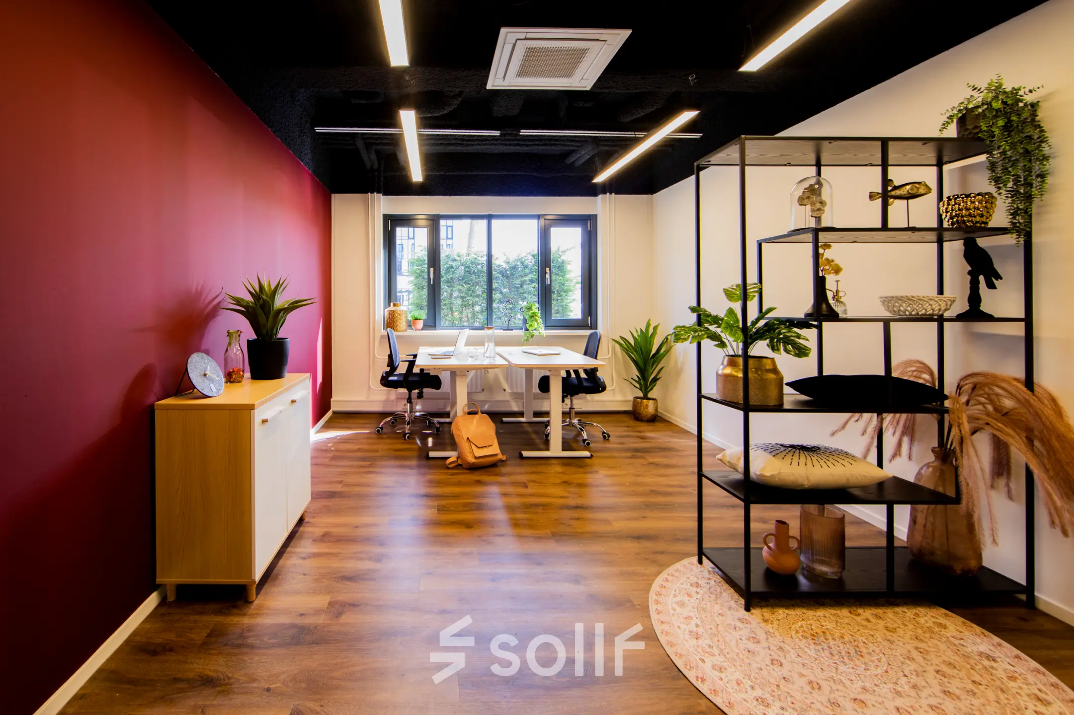 Moderne kantoorruimte huren op Pelmolenlaan 16 in Woerden, met warme houten vloer en decoratieve planten, perfect voor een inspirerende werkomgeving.