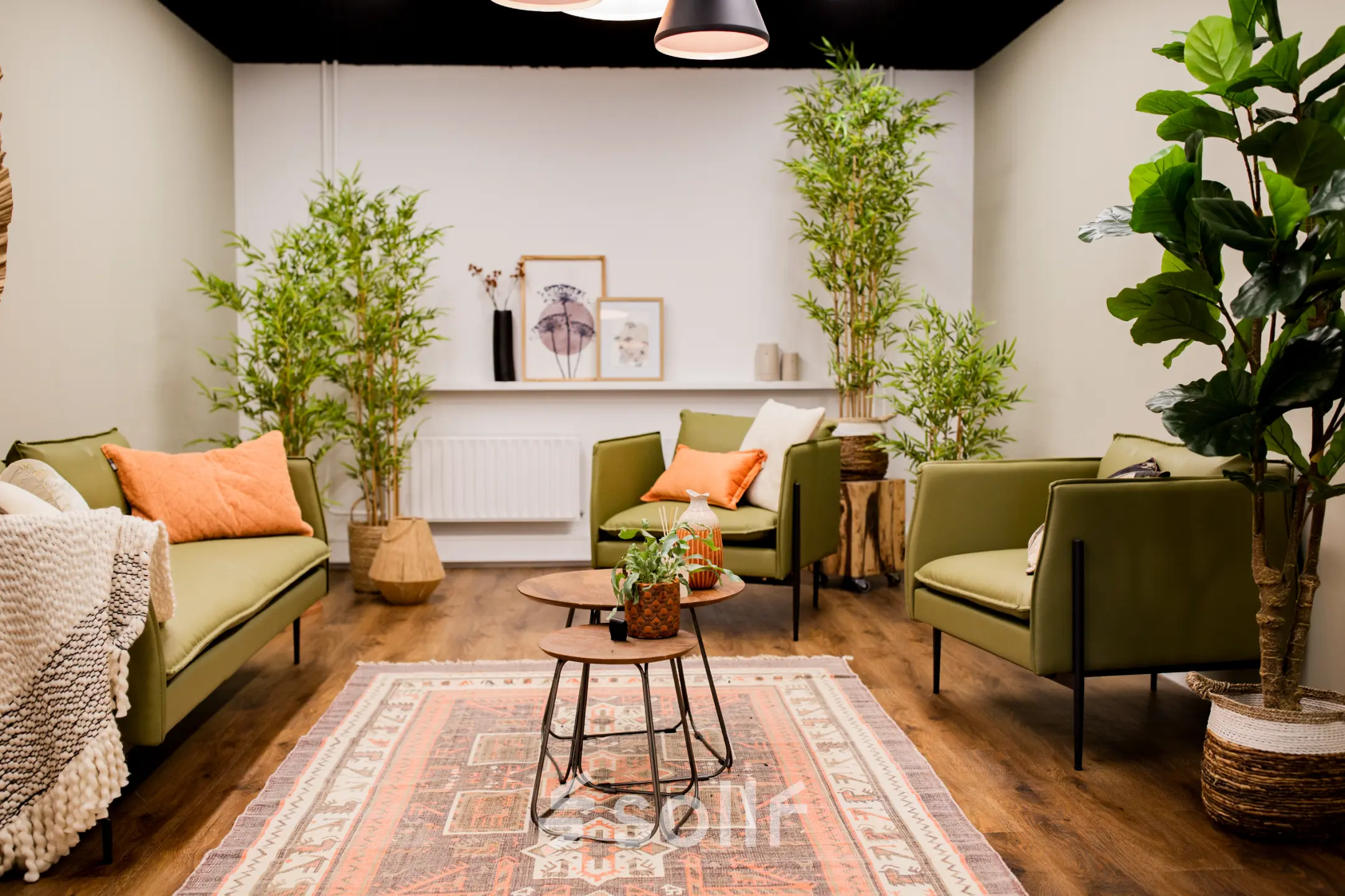 Stijlvolle kantoorruimte met groene banken, planten en decoratieve elementen, gelegen in een kantoorpand aan de Pelmolenlaan 16, Woerden. Ideaal voor bedrijven die kantoorruimte willen huren.