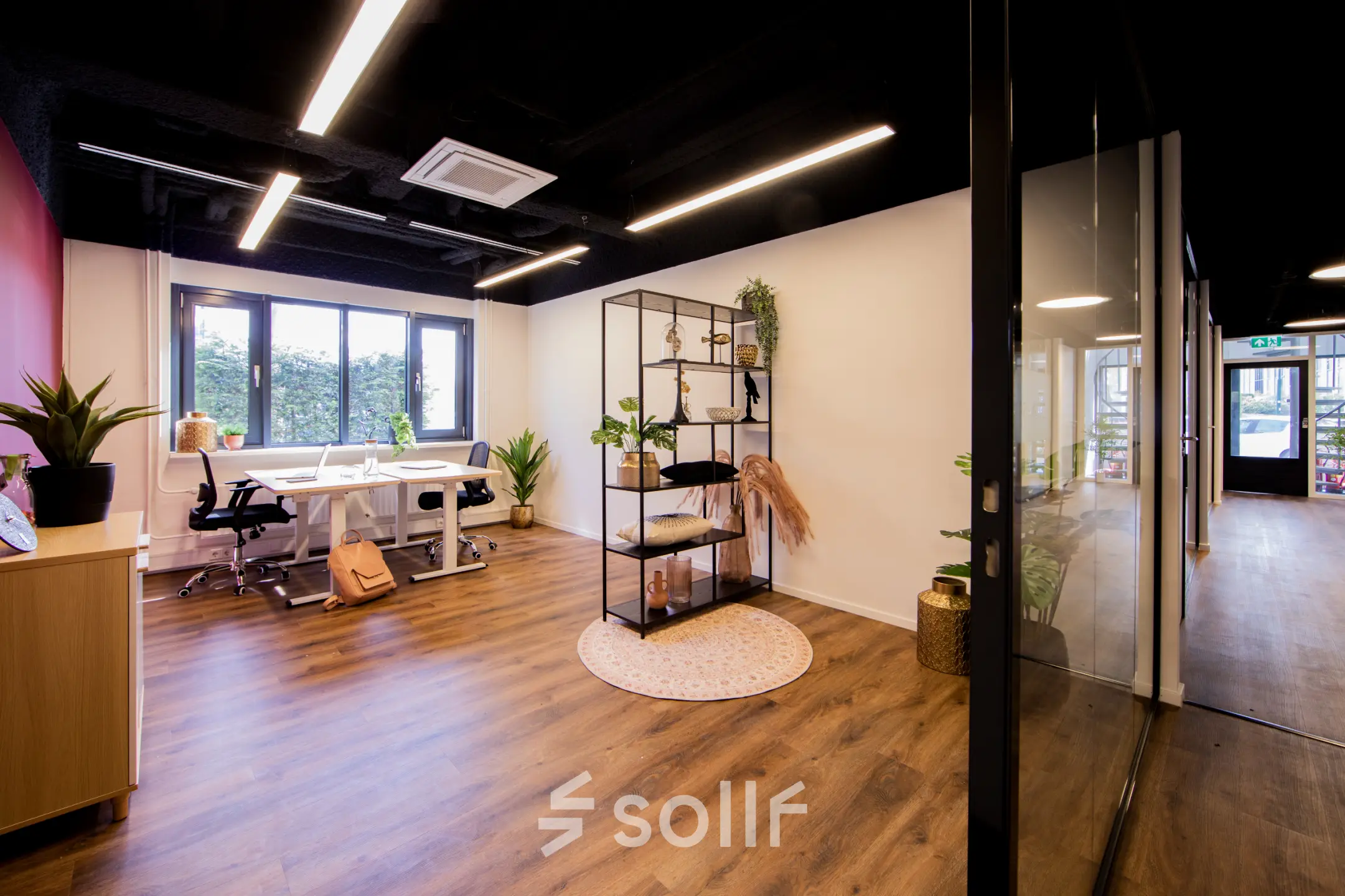 Moderne kantoorruimte te huur op Pelmolenlaan 16 in Woerden, met houten vloer, ruime werkplek en natuurlijke lichtinval. Het kantoorpand is stijlvol gemeubileerd met een open indeling voor een inspirerende werksfeer.