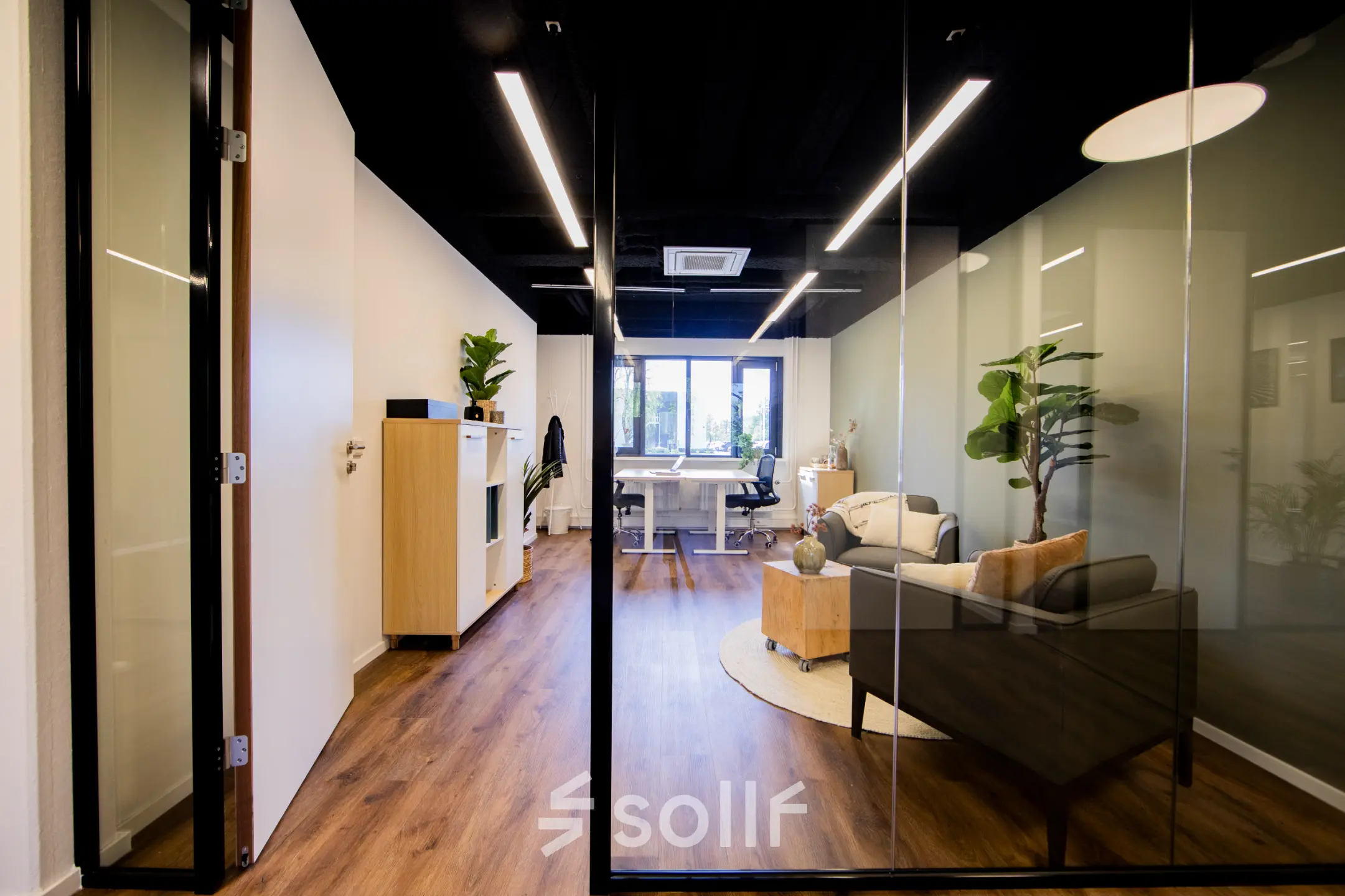 Interieur van een modern kantoorpand op Pelmolenlaan 16 in Woerden, beschikbaar voor kantoorruimte huren. Het kantoorgebouw biedt een comfortabele en efficiënte werkplek in een open opstelling.