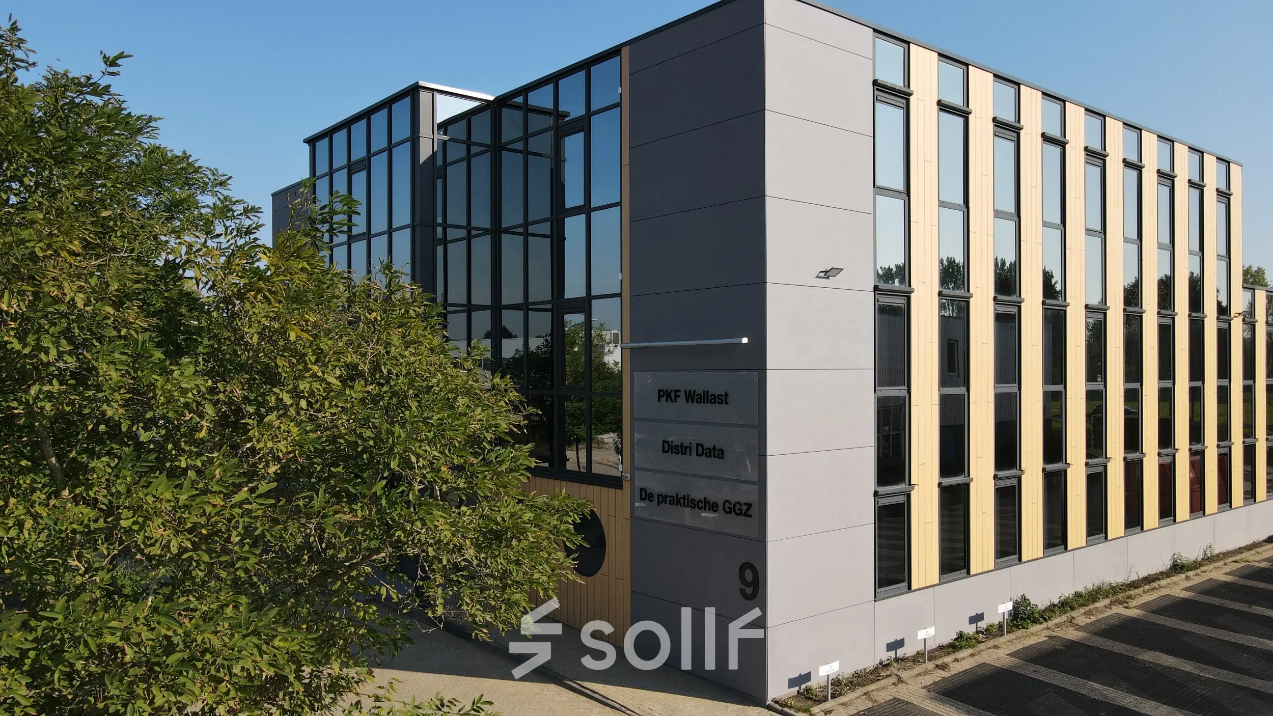 Modern kantoorpand op Pompmolenlaan 9 in Woerden met een strak gevelontwerp en grote ramen. Ideaal voor bedrijven die kantoorruimte willen huren.