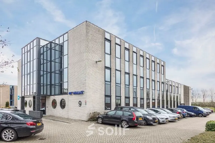 Modern kantoorpand huren aan de Pompmolenlaan 9 in Woerden met ruime parkeerplaats en glazen gevels.