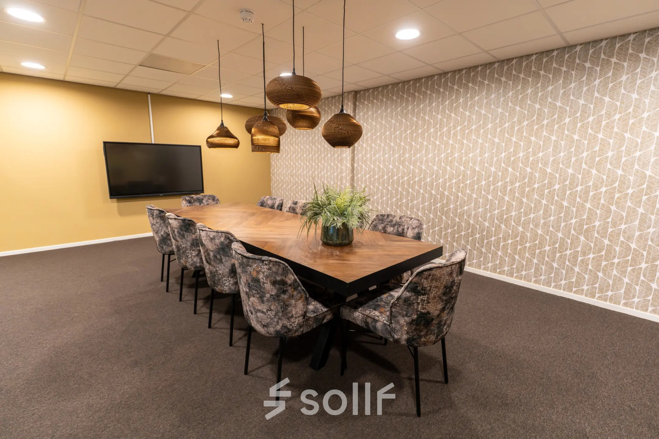 Kantoorruimte huren in Woerden op Vijzelmolenlaan 9 met een stijlvolle vergaderruimte voorzien van grote houten tafel en comfortabele stoelen, perfect voor bijeenkomsten en overleg.