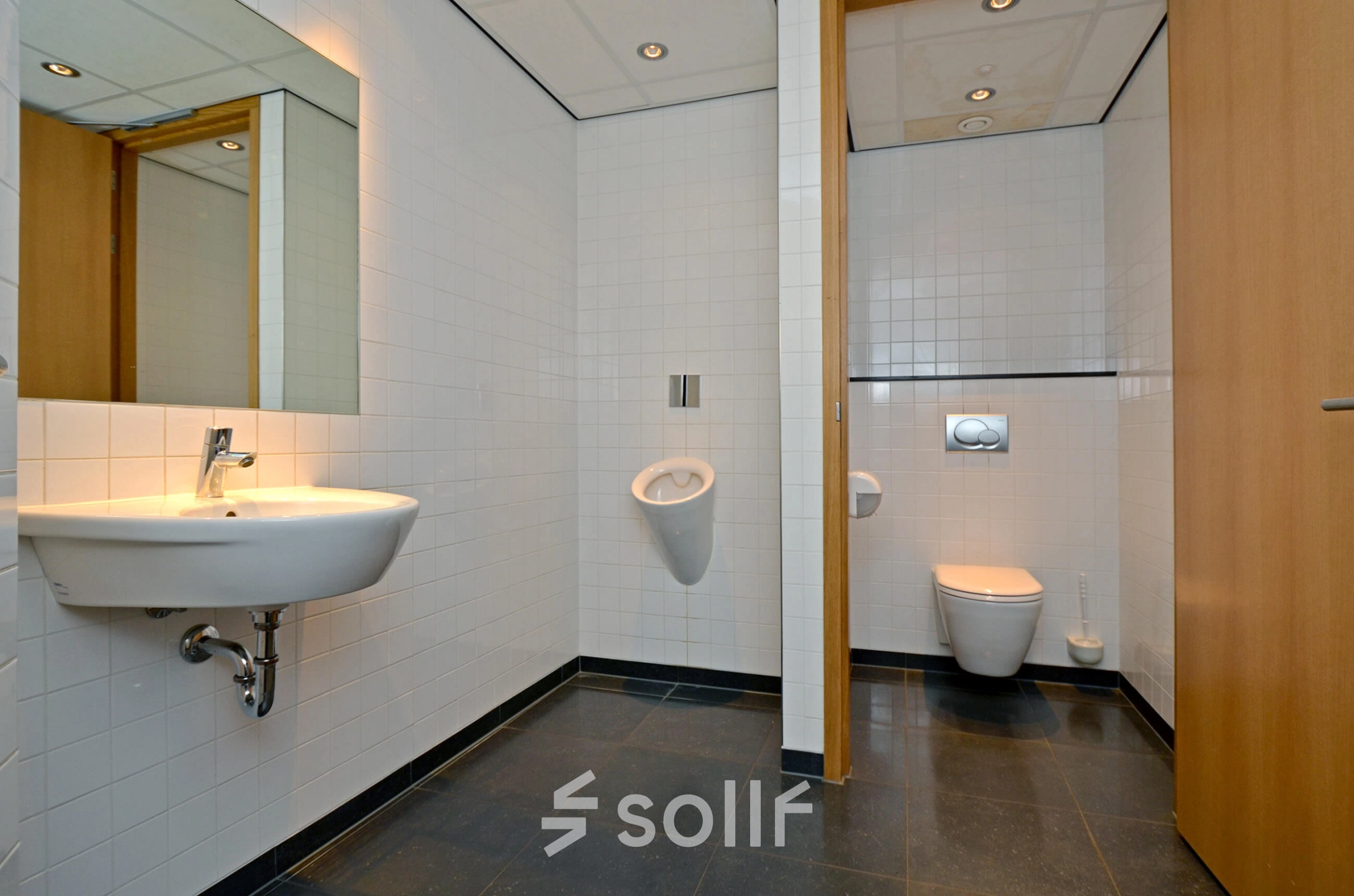 Interieurfoto van een badkamer in het kantoorpand op 1e Hogeweg 198, Zeist. Voorzien van een wastafel, toilet en urinoir, ideaal bij kantoorruimte huren.
