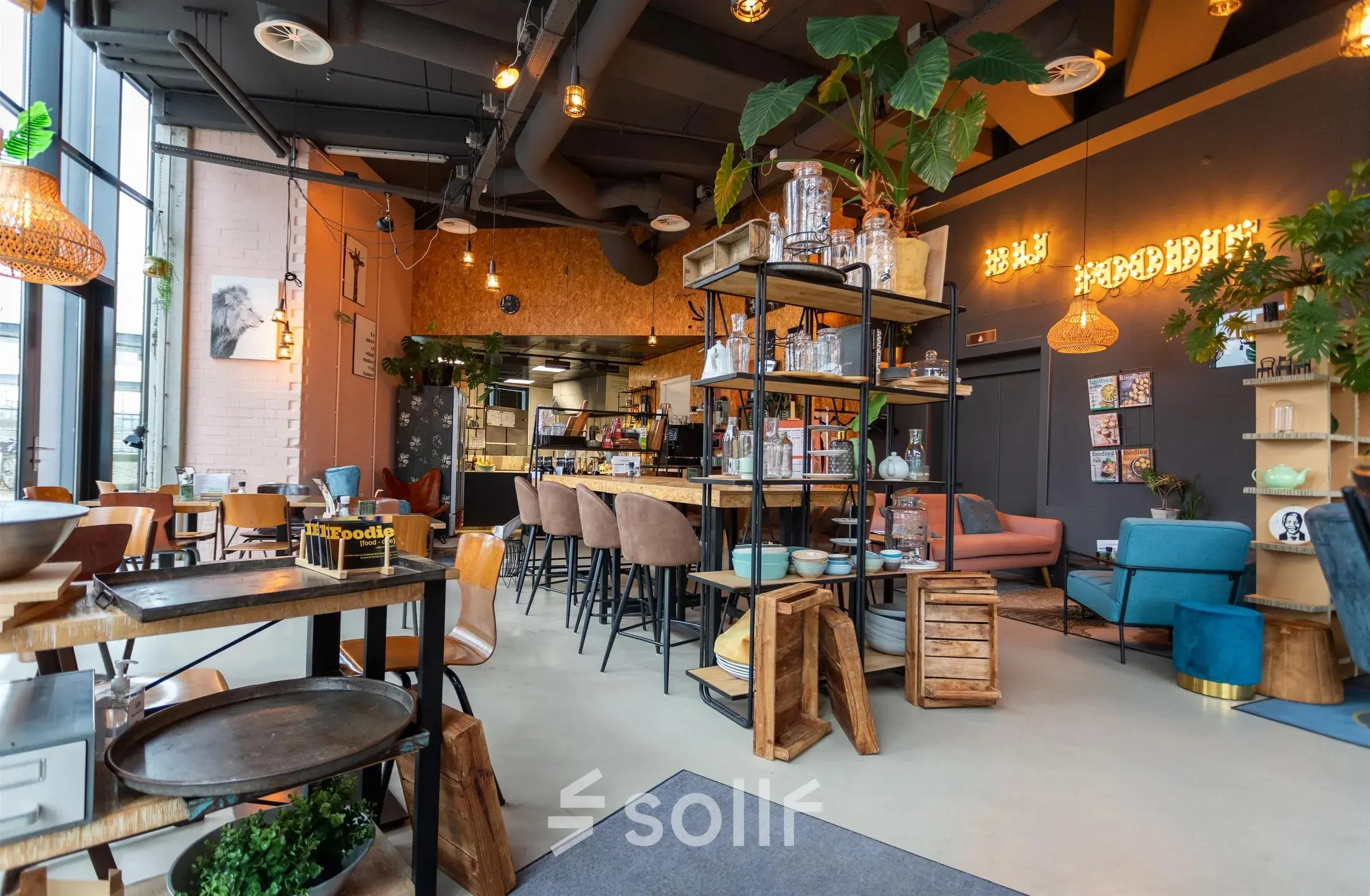 Modern ingerichte kantoorruimte met zitplekken, planten en een caféhoek in kantoorpand Boerhaavelaan 40, Zoetermeer. Ideale plek voor kantoorruimte huren met een creatieve sfeer.