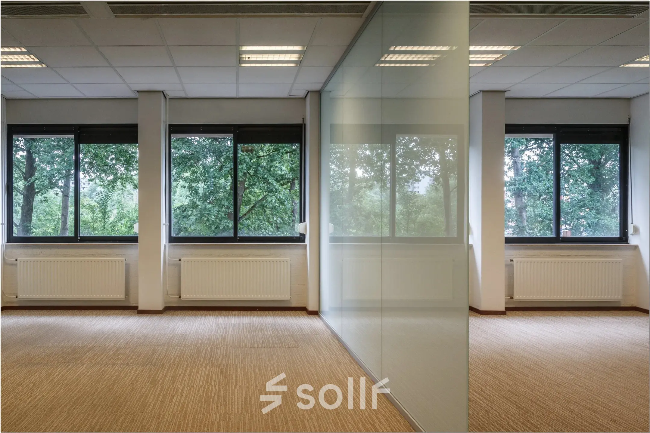 Lichte kantoorruimte te huur in Zoetermeer met grote ramen en glazen wand, ideaal voor kantoren. Het kantoorpand biedt een open en rustige werkomgeving met uitzicht op groen.