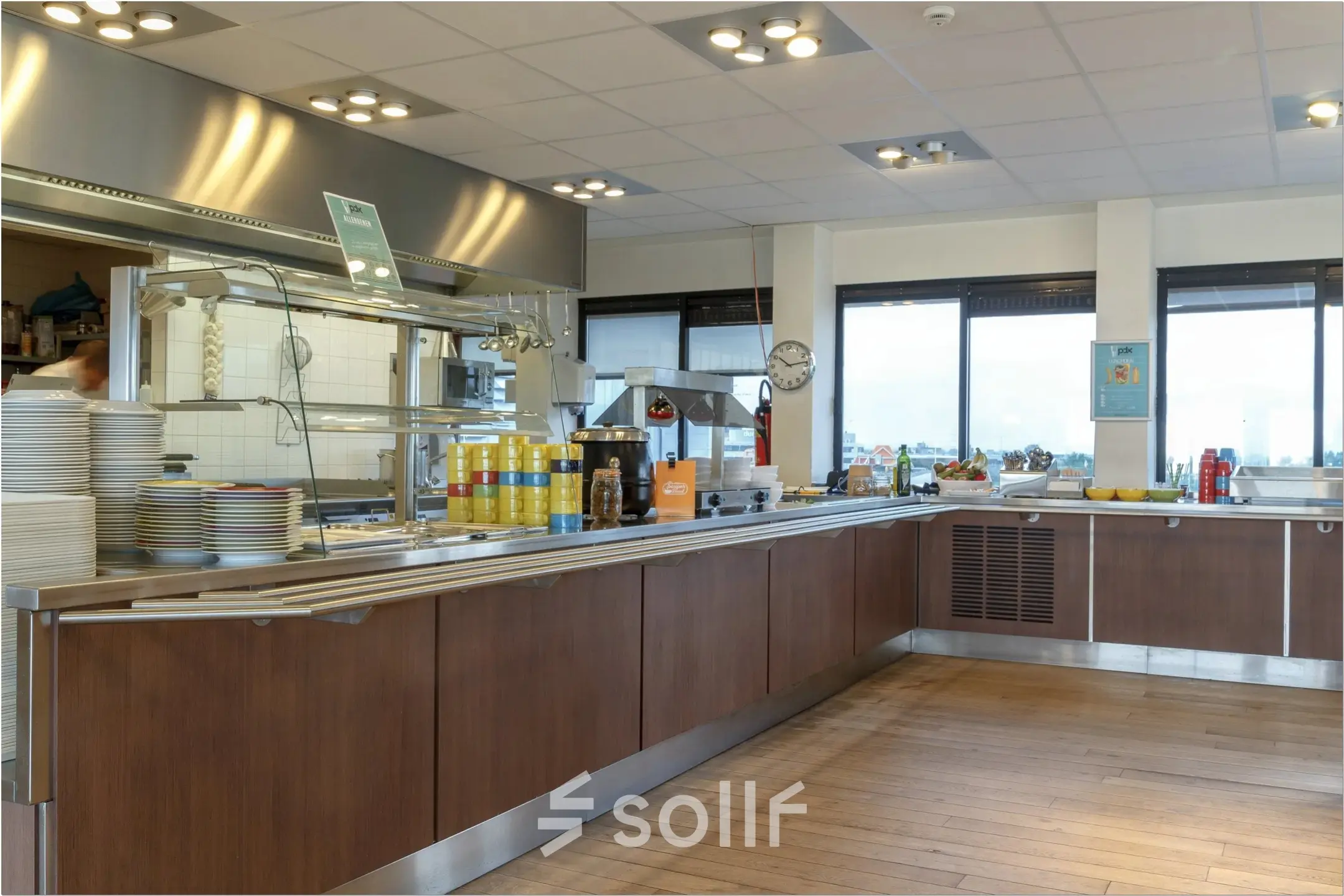 De lichte en ruime pantry op Bredewater 26 in Zoetermeer biedt moderne faciliteiten voor kantoorruimte huren. Het is een uitnodigende plek voor lunches en koffiepauzes.