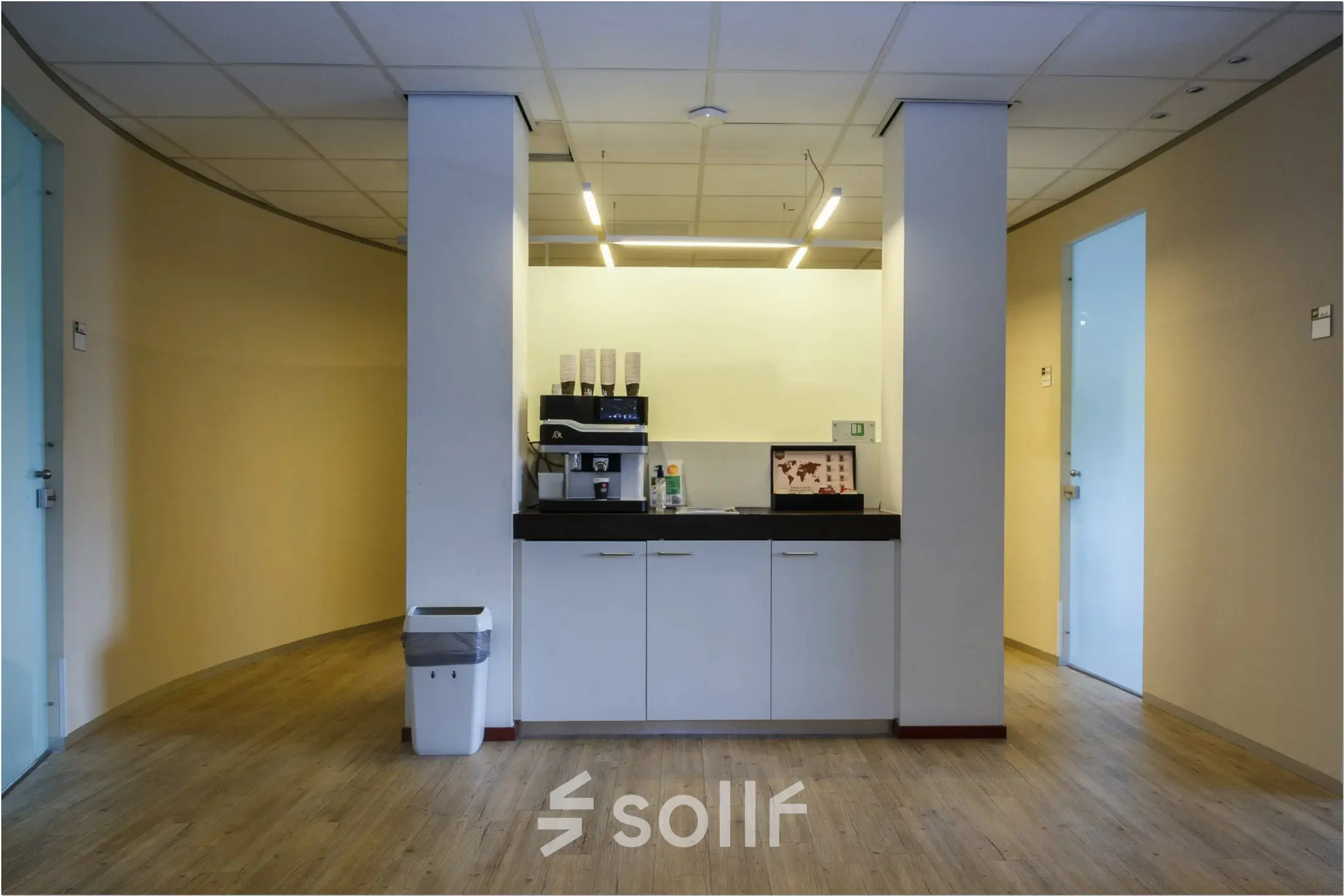 Interieur van een kantoorpand aan Bredewater 26, Zoetermeer, met een koffiemachine en opbergruimte, ideale plek voor een korte werkpauze of overlegmoment.