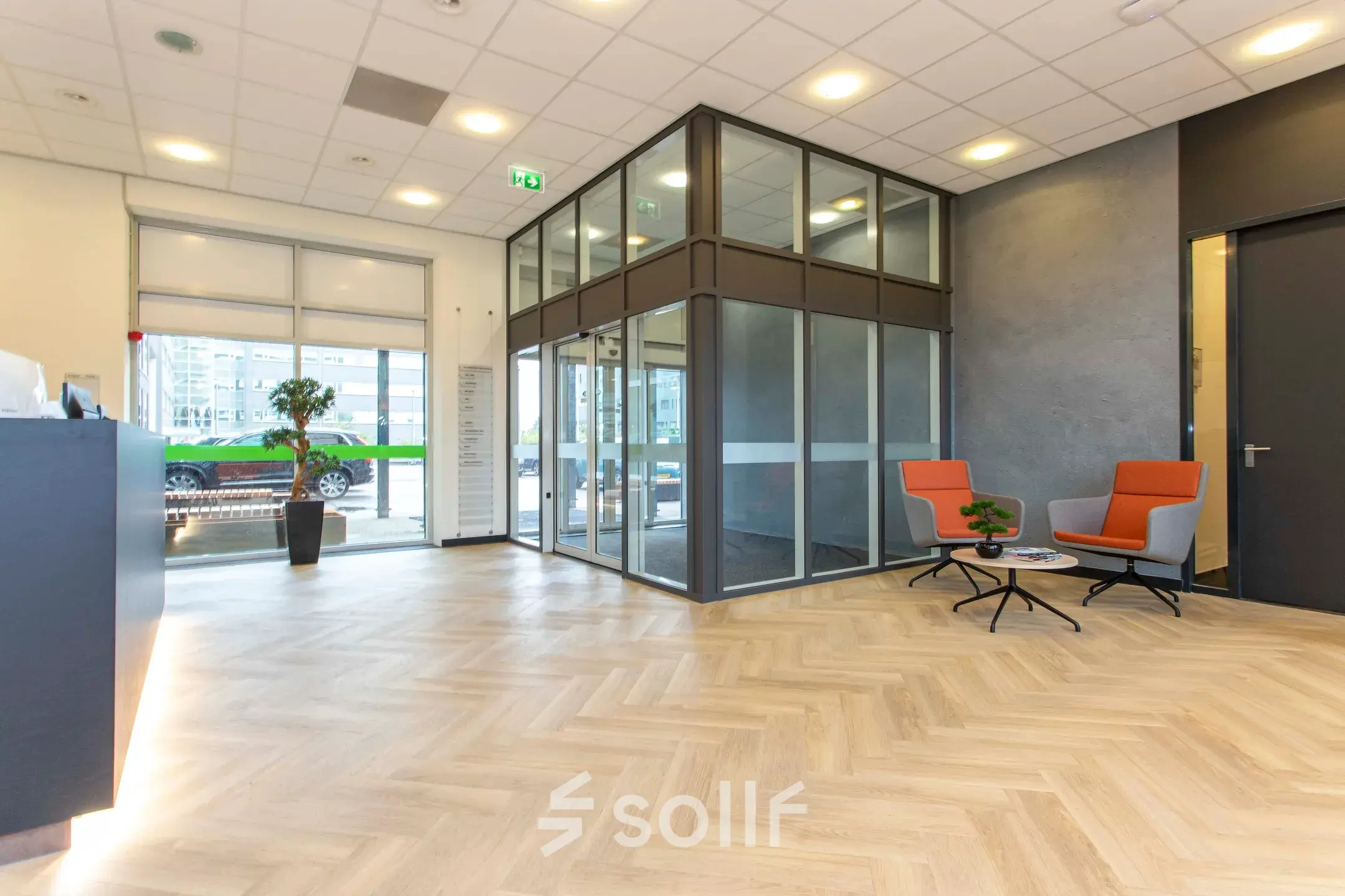 Kantoorruimte huren op Louis Braillelaan 80 in Zoetermeer met moderne ontvangstruimte en glazen kantoorwanden. Geschikt als kantoorpand voor diverse zakelijke doeleinden. De ruimte is licht en goed toegankelijk.