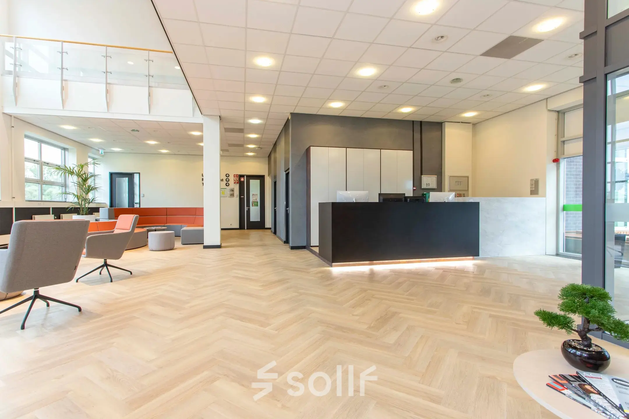 Moderne receptie in een kantoorpand aan de Louis Braillelaan 80, Zoetermeer. Ruim en strak vormgegeven interieur met een ontvangstruimte en balie. Een ideale plek voor kantoorruimte huren.