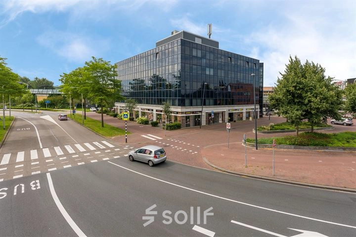 Modern kantoorpand op Stationsplein 4, Zwijndrecht, met grote glaspartijen en een stedelijke omgeving. Ideaal voor kantoorruimte huren dicht bij voorzieningen en openbaar vervoer.