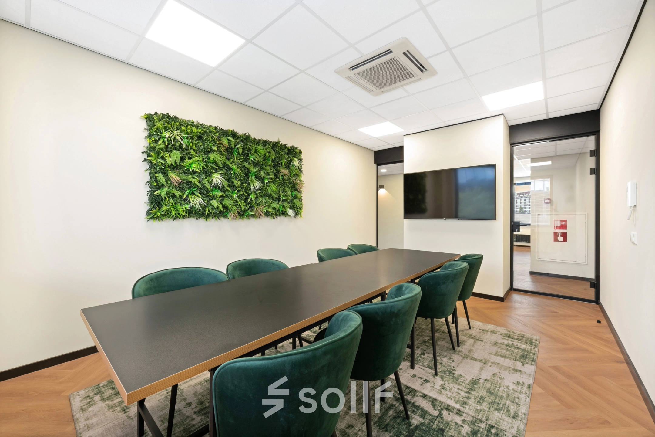 Moderne vergaderruimte in een kantoorpand op Stationsplein 4, Zwijndrecht, met groene accenten en comfortabele stoelen, ideaal voor kantoorruimte huren.