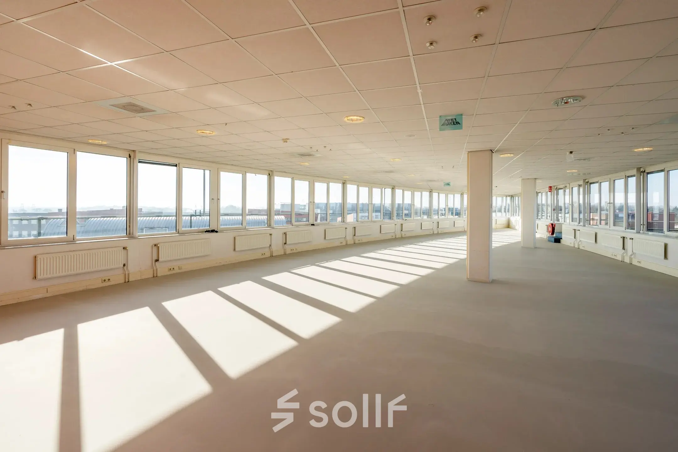 Ruime kantooretage met grote ramen en veel natuurlijk licht op Dokter van Deenweg 1 in Zwolle. Ideaal voor het huren van een kantoorpand met flexibele indelingsmogelijkheden.