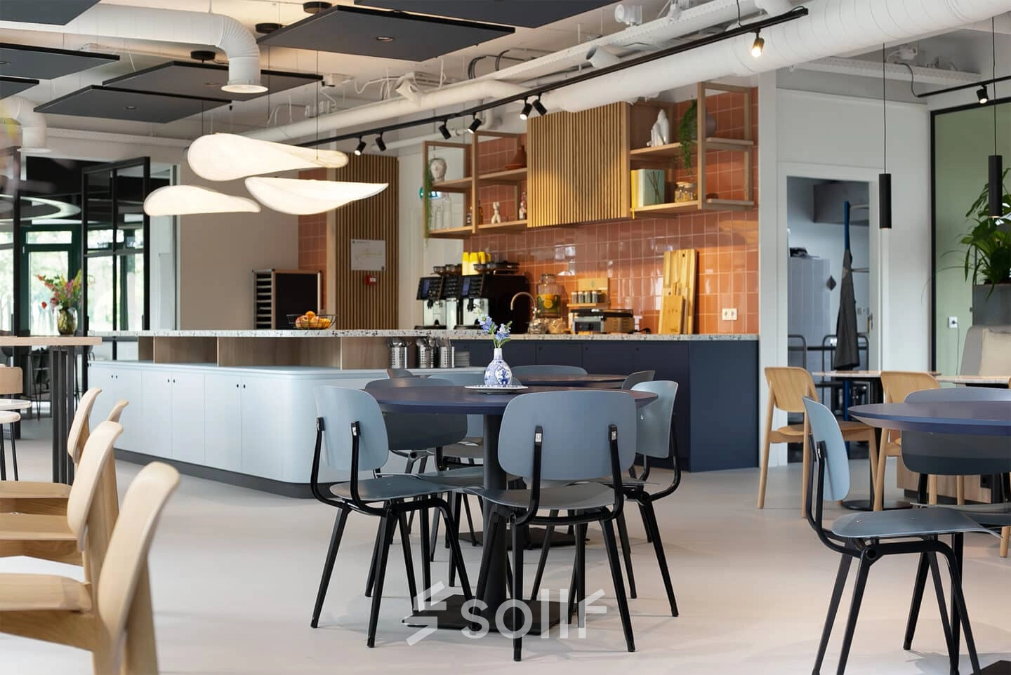 Moderne kantoorruimte te huur in Zwolle met een stijlvolle gemeubileerde kantine en werkplekken. Het kantoorpand biedt een uitnodigende sfeer en is ideaal voor zakelijke bijeenkomsten en dagelijkse werkzaamheden.