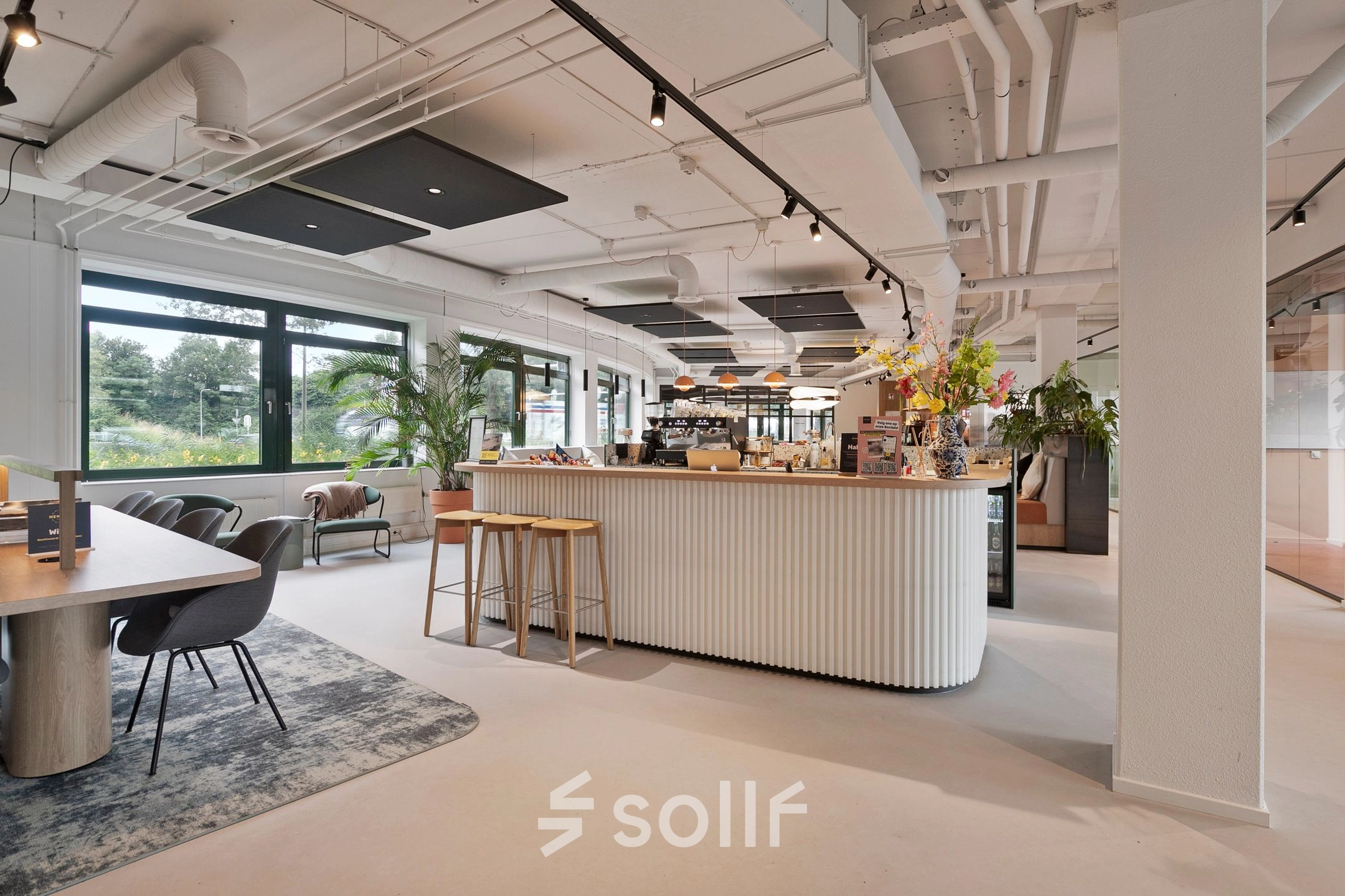 Moderne kantoorruimte met stijlvolle inrichting en grote ramen op Hanzelaan 351-361 in Zwolle. Ruime werkplekken, een uitnodigende bar, en veel natuurlijk licht zorgen voor een inspirerende werkomgeving.