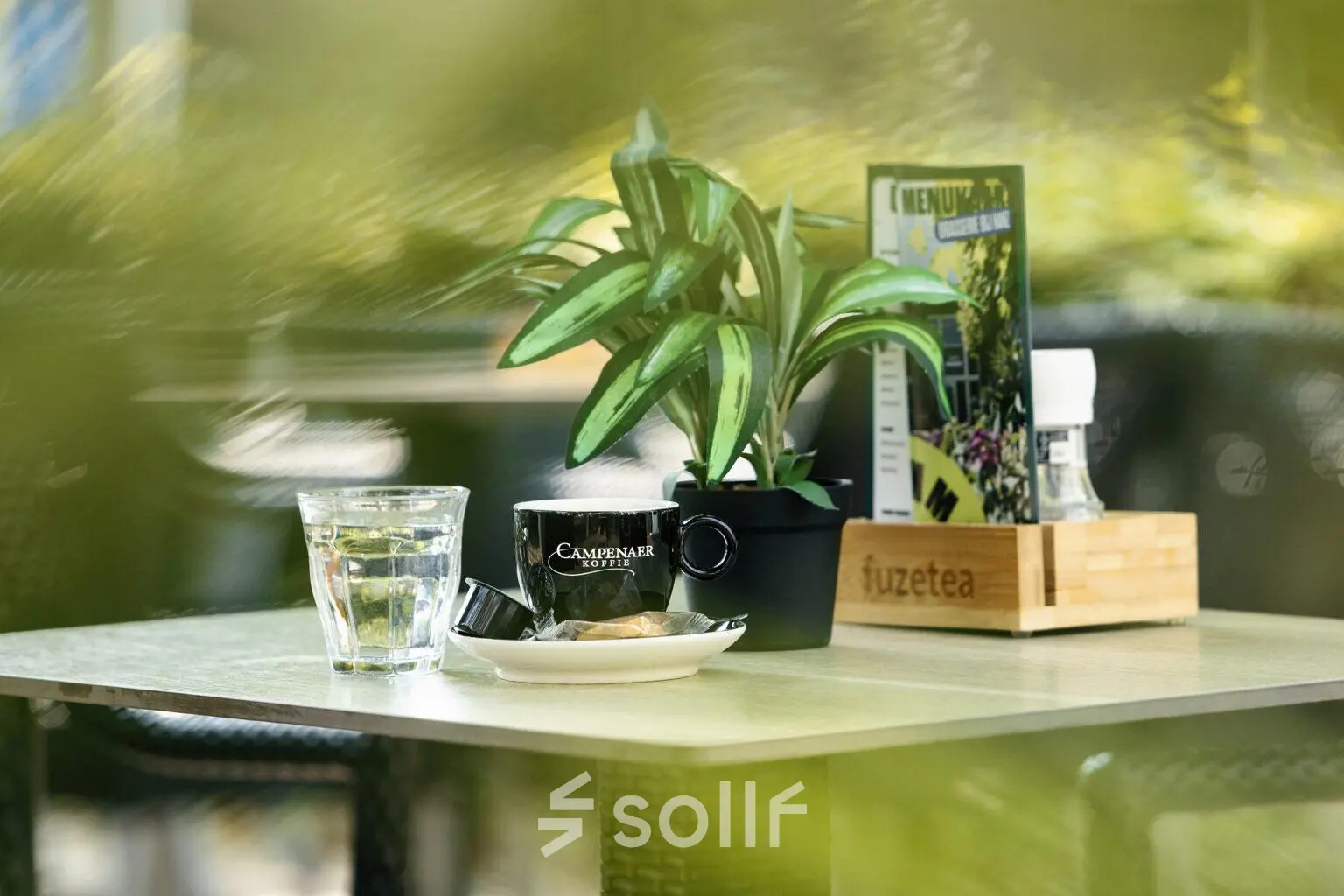 Gezellige tafel met koffie en water in een kantine op Hanzeplein 11-27, Zwolle, perfect voor een pauze tijdens kantooruren.