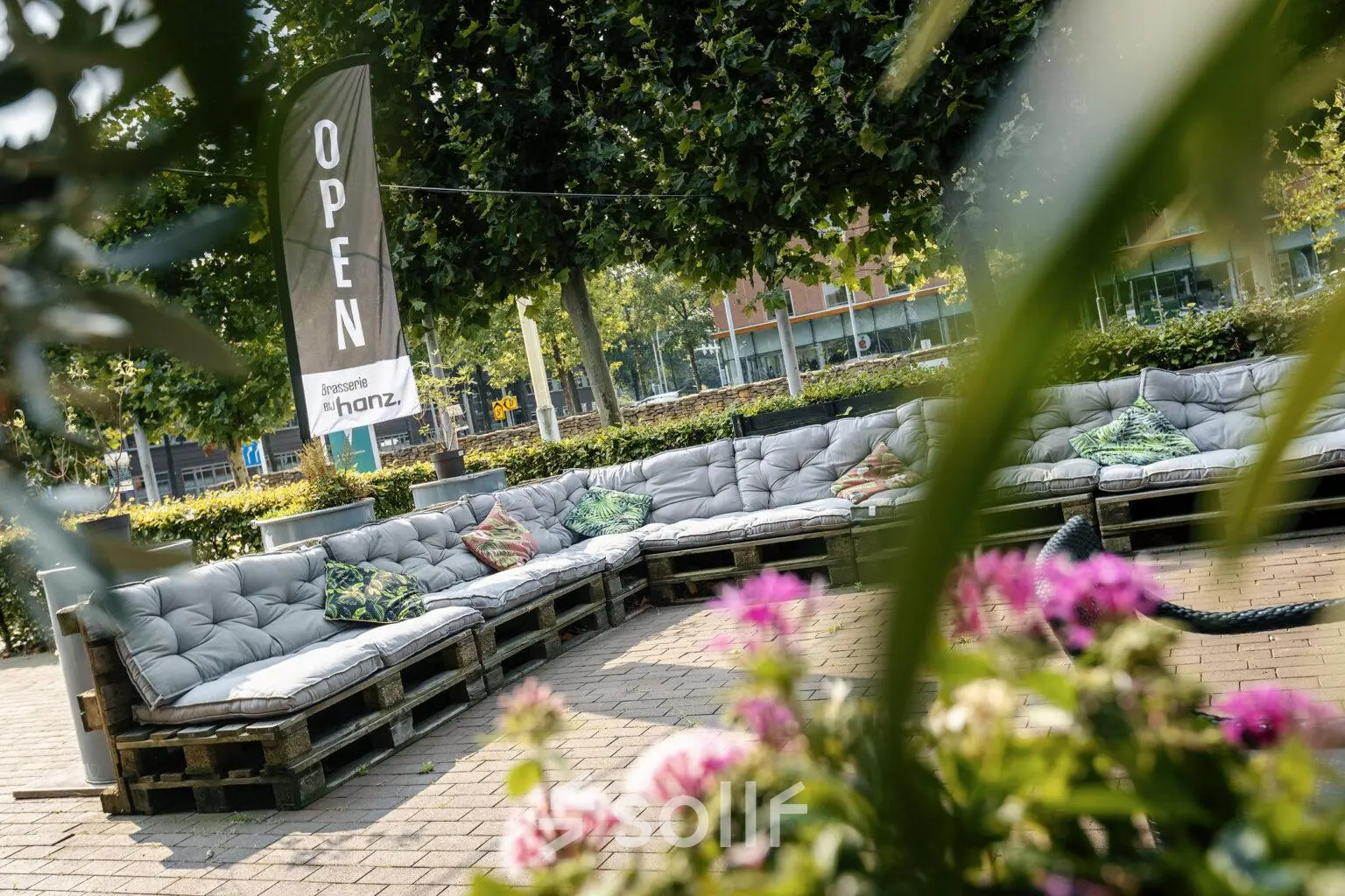 Buitenruimte met comfortabele zitplaats en kussens op Hanzeplein 11-27, Zwolle, ideaal voor een pauze tijdens het kantoor huren.