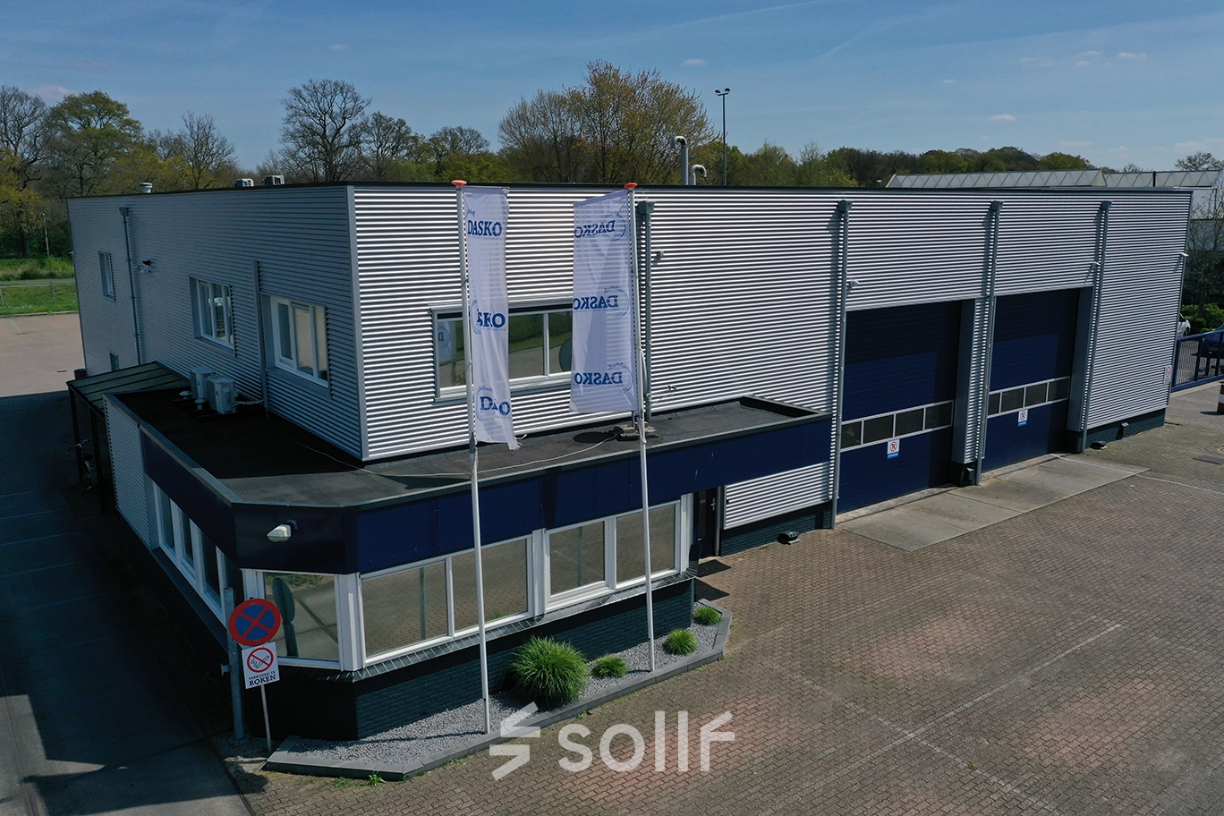 Kantoorpand op Pascalweg 6 in Zwolle met strakke gevel en meerdere ingangsdelen. Ideale locatie voor kantoorruimte huren.