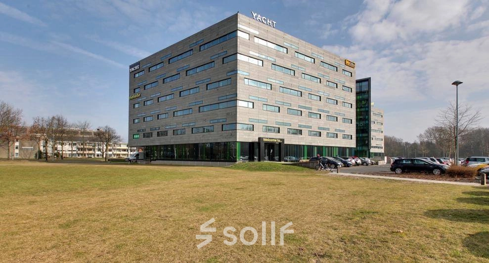Exterieur van een modern kantoorpand op Zwartewaterallee 48 in Zwolle, met omliggende parkeerplaatsen en grasveld. Ideaal voor kantoorruimte huren in een zakelijke omgeving.