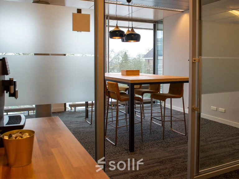 Deze kantoorruimte aan de Zwartewaterallee 48 in Zwolle biedt een stijlvolle, gemeubileerde omgeving met een hoge tafel en stoelen, ideaal voor vergaderingen of samenwerkingssessies. Glaswanden zorgen voor een lichte en open uitstraling.