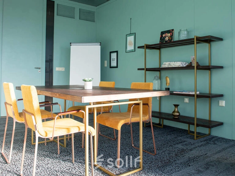 Stijlvolle kantoorruimte met gele stoelen en houten tafel, ideaal om te huren in kantoorpand Zwartewaterallee 48, Zwolle.