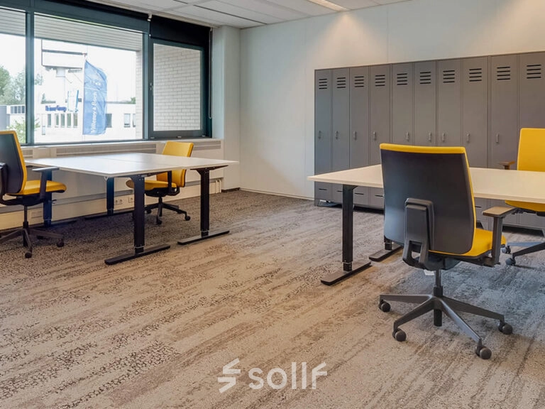 Kantoorruimte huren aan Zwartewaterallee 48 in Zwolle met moderne bureaus, comfortabele stoelen en grote ramen voor natuurlijk licht.