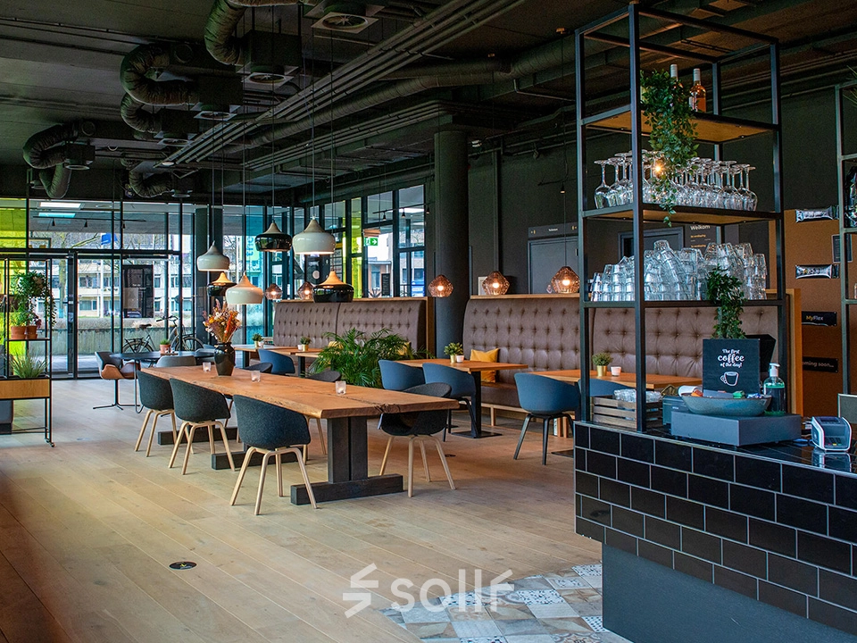 Gemeubileerd kantoorpand op Zwartewaterallee 48 in Zwolle met moderne inrichting en uitnodigende werkplekken voor huur.