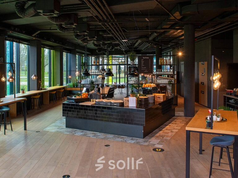 Moderne kantoorruimte op Zwartewaterallee 48, Zwolle, met een stijlvolle, gemeubileerde inrichting en grote ramen die veel licht binnenlaten. Een uitnodigende ruimte voor diverse zakelijke activiteiten zoals werk en vergaderingen.