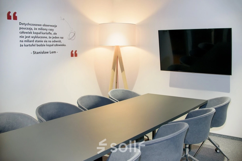 Elegancka sala konferencyjna w biurowcu na Jana Dekerta 24, Kraków Podgórze, idealna na spotkania biznesowe. Przestronne biura do wynajęcia zapewniają komfort i nowoczesny design.