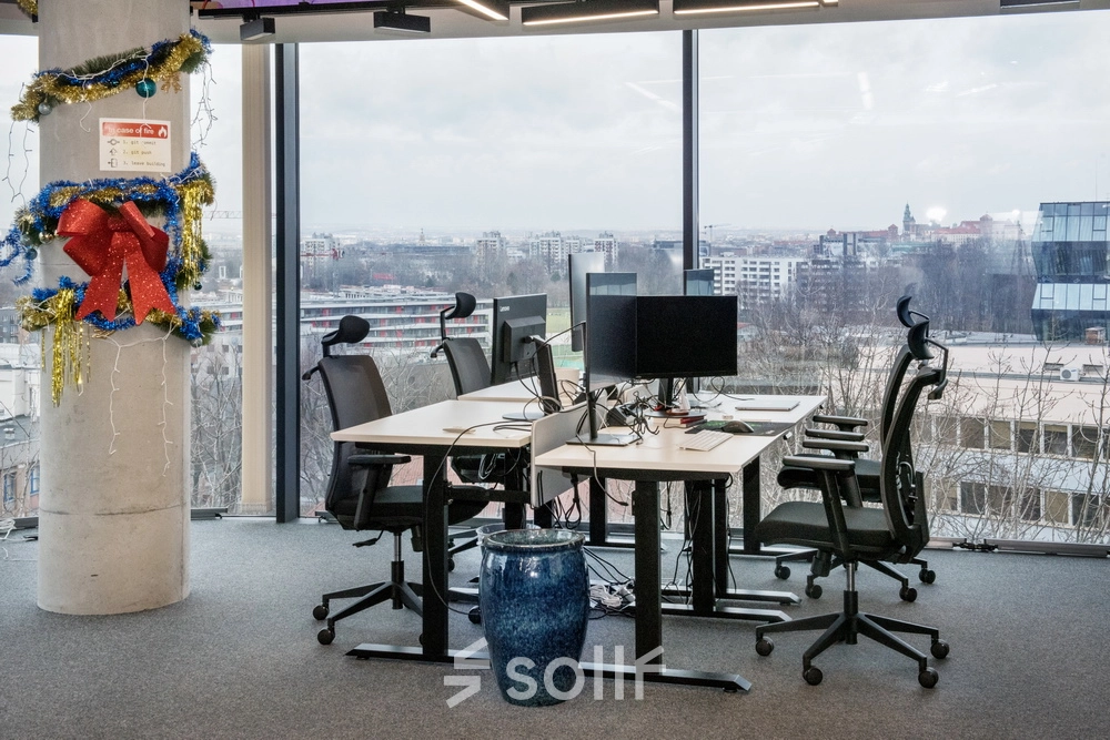 Nowoczesne, umeblowane biura do wynajęcia w Krakowie Podgórzu, na Wadowickiej 7. Przestrzeń oferuje ergonomiczne stanowiska pracy z panoramicznym widokiem na miasto.