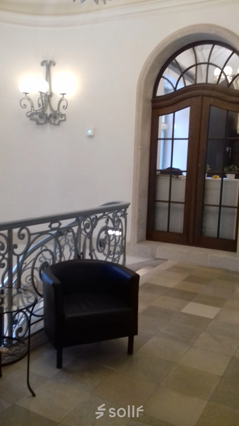 Eleganckie wejście do biura na wynajem przy Wierzbowej 30, Wrocław Stare Miasto, z klasycznym oświetleniem i stylową balustradą.