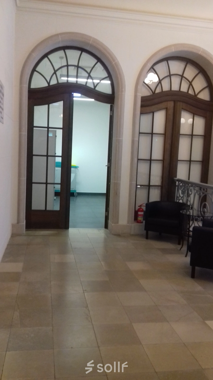 Przestronne wejście do biur na wynajem w Wrocław Stare Miasto przy Wierzbowa 30, z klasycznymi drzwiami i eleganckimi elementami wystroju.