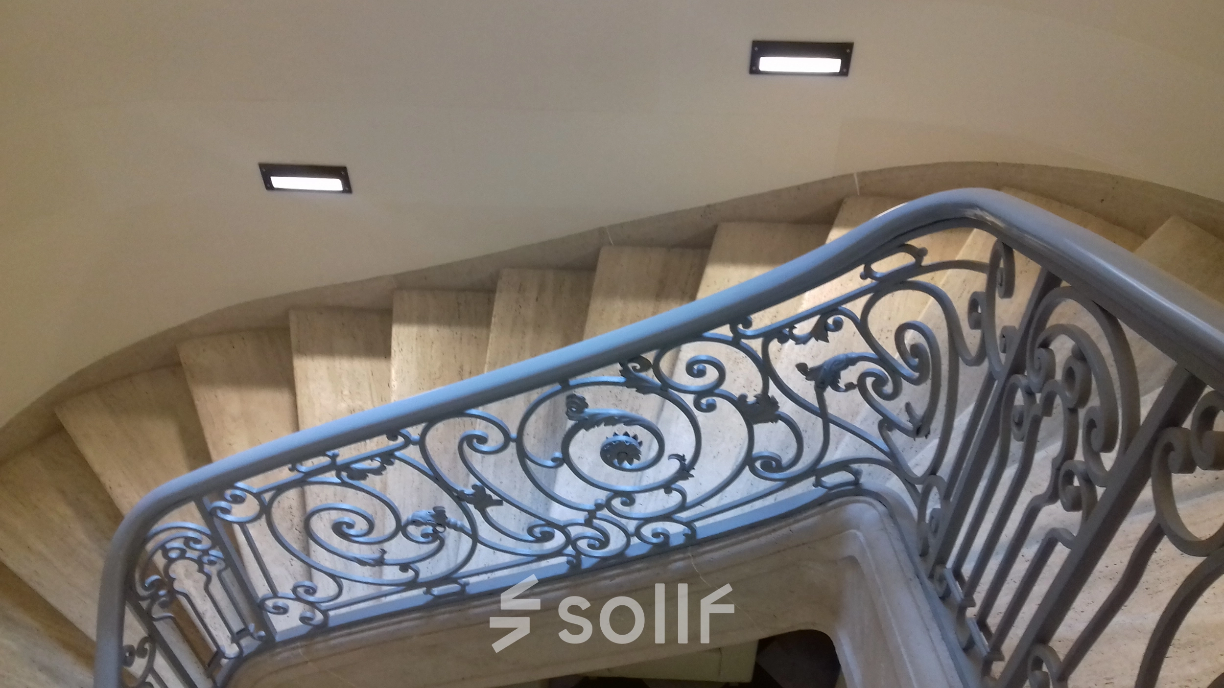 Eleganckie kręte schody z ozdobną balustradą w biurze na wynajem przy Wierzbowa 30, Wrocław Stare Miasto.