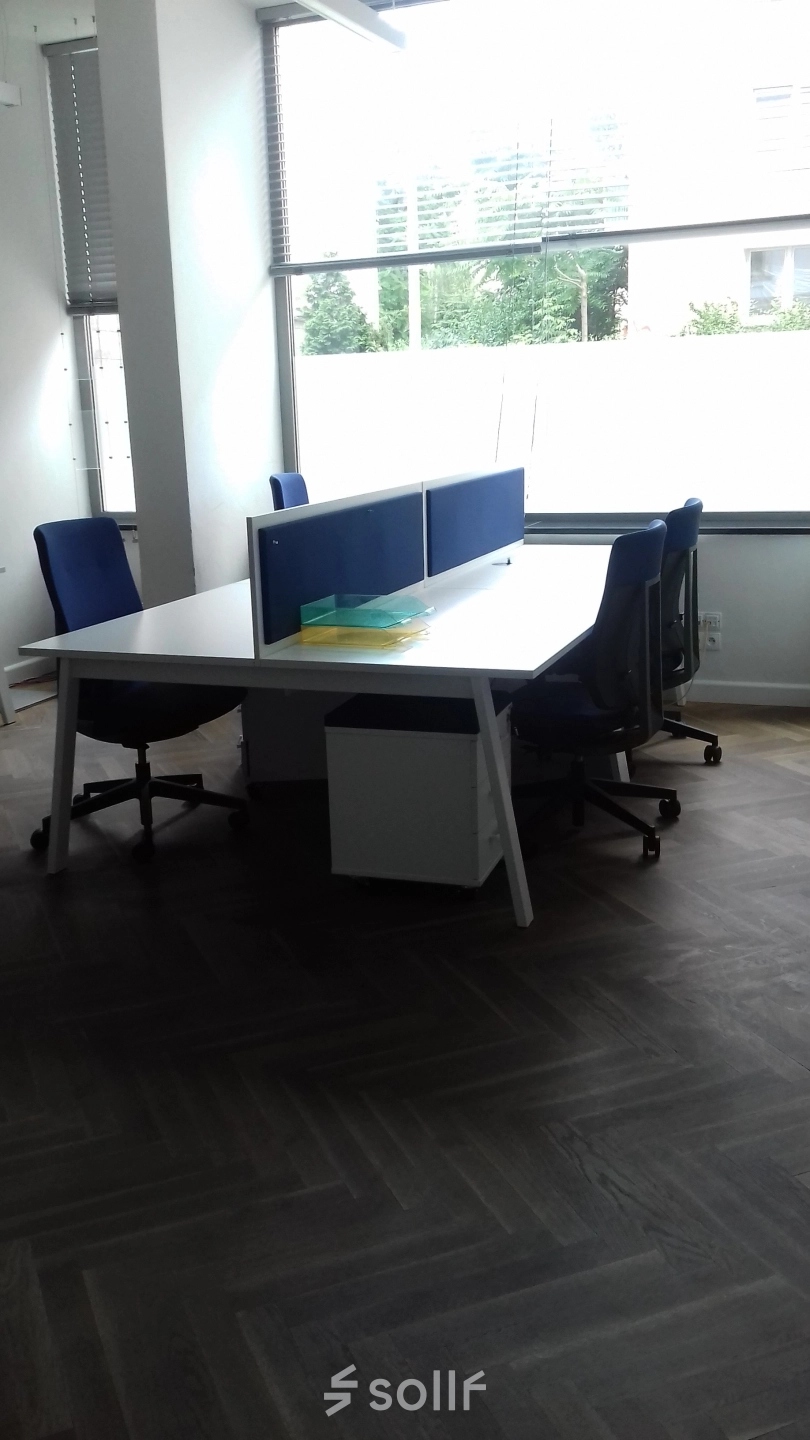 Przestrzeń biurowa na wynajem przy Wierzbowa 30, Wrocław Stare Miasto, z nowoczesnymi biurkami i ergonomicznymi krzesłami.