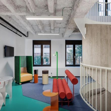 Kantoorruimte te huur aan Cantersteen 47 in Brussel Centrum met een creatieve, kleurrijke inrichting inclusief zitgedeelte en werkruimte.
