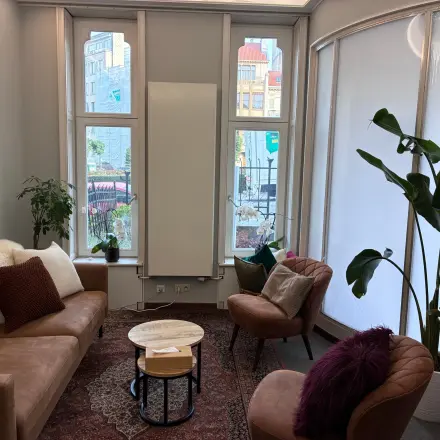 Gezellige kantoorruimte te huur in Brussel Europese Wijk, Avenue Palmerston 3, met comfortabele zitplaatsen en veel natuurlijk licht. Ideaal voor creatieve sessies.