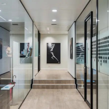 Moderne kantoorruimte te huur op Rue des Colonies 56, Brussel Europese Wijk. Glaswanden en kunstwerken geven de ruimte een stijlvol tintje. Perfect om jouw kantoor te huren. Gemeubileerd met strakke details.