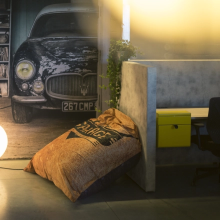 Sfeervolle kantoorruimte te huur op Diamantstraat 8, Herentals, met industriële look en uitnodigende zitgelegenheid naast een warme sfeerlamp.