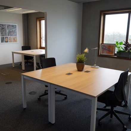 Ruime en lichte kantoorruimte te huur op Diamantstraat 8, Herentals, met grote ramen en twee grote werktafels. Ideaal om flexibel te werken met uitzicht op de omgeving.