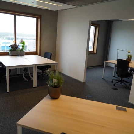Kantoorruimte te huur in Herentals met uitzicht op de Diamantstraat. Gemeubileerde werkplek met moderne inrichting, veel natuurlijk licht en comfortabele bureaus. Ideaal voor zakelijke activiteiten.