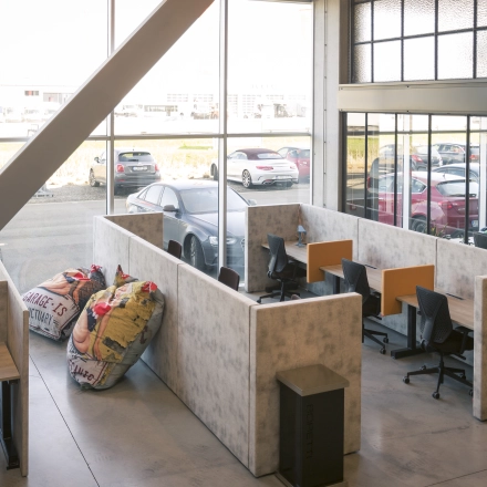 Moderne, open kantoorruimte met werkplekken en uitzicht op de parkeerplaats, ideaal voor wie kantoorruimte te huur zoekt op Diamantstraat 8, Herentals.