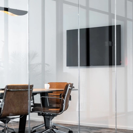 Stijlvolle, volledig ingerichte vergaderruimte met moderne stoelen en een grote flatscreen aan de muur. Perfect voor kantoor te huur op Philipssite 5 in Leuven, ideaal voor wie kantoorruimte wil huren.
