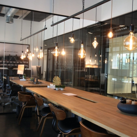 Stijlvolle kantoorruimte te huur op Philipssite 5, Leuven met moderne inrichting en sfeervolle verlichting. Ideaal voor wie op zoek is naar een inspirerende werkplek.