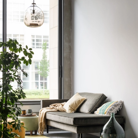 Gezellige werkruimte op de Philipssite 5 in Leuven, met comfortabele zitbanken en veel natuurlijk licht. Ideaal kantoor te huren voor een inspirerende werkomgeving.