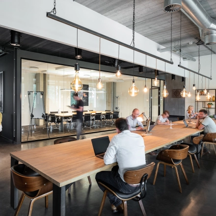 Moderne kantoorruimte te huur op Philipssite 5, Leuven, met stijlvolle meubelen, ideaal voor zakelijke bijeenkomsten en samenwerking.