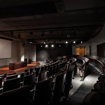Functionele kantoorruimte te huur op Philipssite 5 in Leuven met ruime, goedverlichte presentatiezaal met comfortabele stoelen en groot projectiescherm.