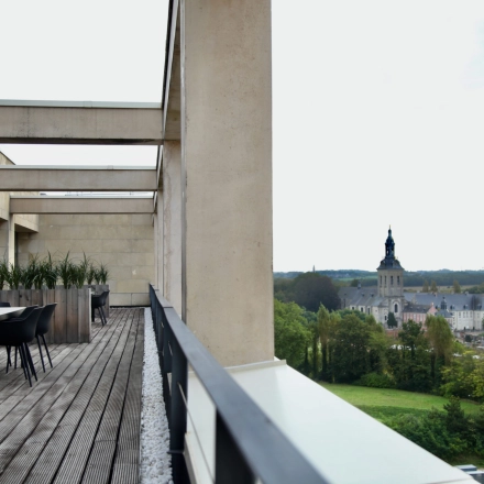 Ruime kantoorruimte te huur met een prachtig terras aan de Philipssite 5 in Leuven, met uitzicht op de stad en groene omgeving. Geschikt voor werkplekken in de open lucht.
